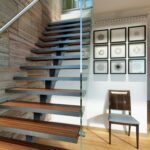 Render interior de escalera moderna de vidrio y madera. Planos de casa moderna de 2 niveles.