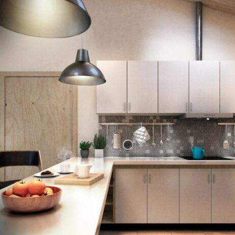 Detalle de cocina moderna con utensilios colgados y electrodomésticos empotrados de los planos de casa de campo mar