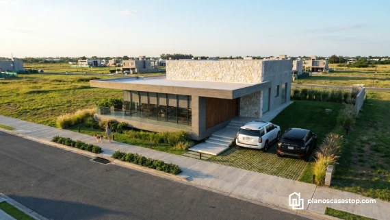 Fachada de planos de casa moderna Viesca con acabados en concreto visto, piedra natural y amplios ventanales.