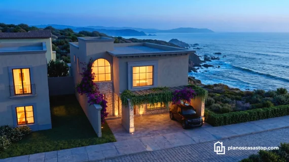 Fachada de lujo frente al mar basada en los Planos de casa colonial Sauce con bugambilias, arcos y cochera techada.