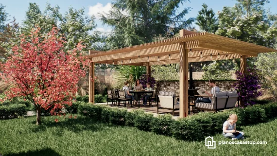 Fachada de casa de un nivel con piscina iluminada, techos de teja y amplia terraza de madera. Incluye planos de casa de 1 piso.