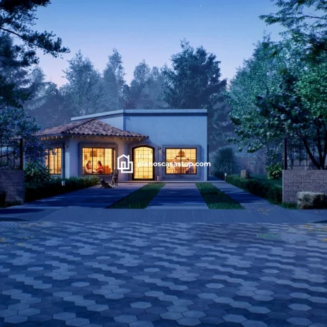 Planos de Casa de 1 Piso: Diseño Moderno y Cálido Fachada iluminada de diseño moderno con planos de casa de 1 piso, techos de teja y amplios ventanales en entorno boscoso.