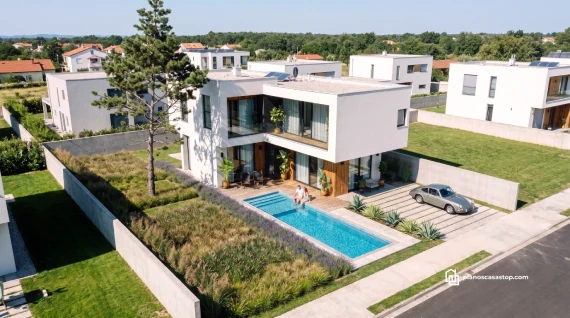 Fachada moderna blanca con piscina y jardín basada en los Planos de casa de 2 pisos CBAM.