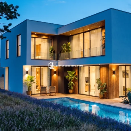 Fachada moderna de los planos de casa de 2 pisos CBAM con piscina, madera y grandes ventanales al atardecer.